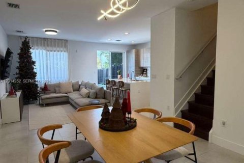 Touwnhouse à vendre à Miami, Floride: 3 chambres, 168.71 m2 № 2076375 - photo 4