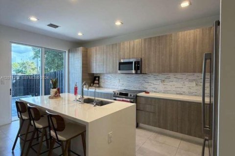 Touwnhouse à vendre à Miami, Floride: 3 chambres, 168.71 m2 № 2076375 - photo 8