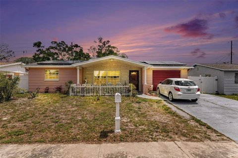 House in Holiday, Florida 2 bedrooms, 139.26 sq.m. № 2105128