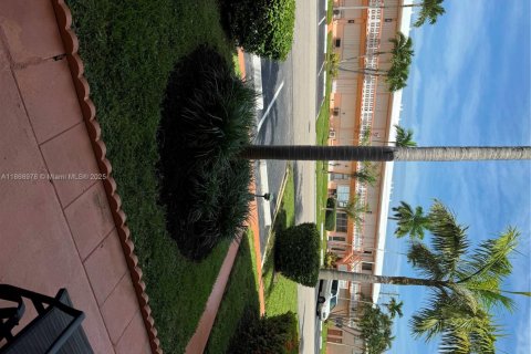 Condo in Hallandale Beach, Florida, 1 bedroom  № 1896596 - photo 1