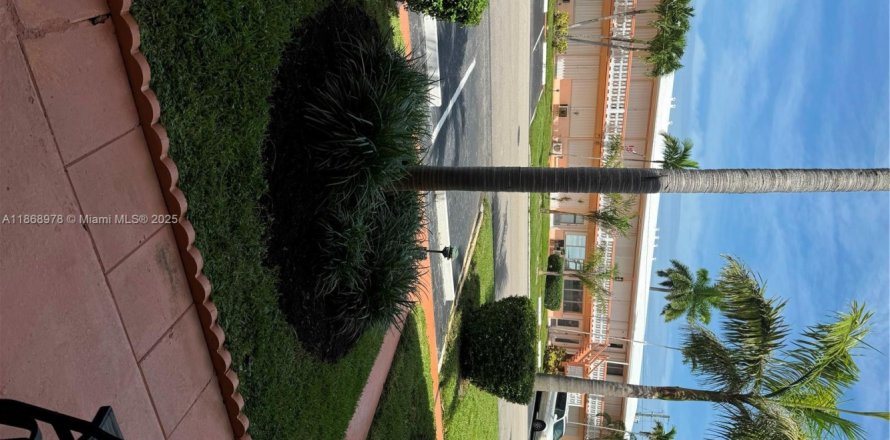 Condo in Hallandale Beach, Florida, 1 bedroom  № 1896596