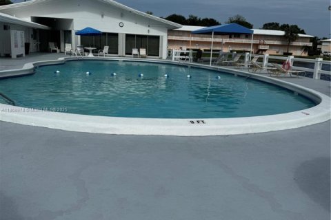 Condo in Hallandale Beach, Florida, 1 bedroom  № 1896596 - photo 11