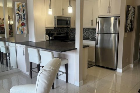 Condo in Hallandale Beach, Florida, 1 bedroom  № 1896596 - photo 3