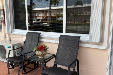 Condo in Hallandale Beach, Florida, 1 bedroom  № 1896596 - photo 9