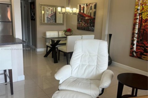 Condo in Hallandale Beach, Florida, 1 bedroom  № 1896596 - photo 5