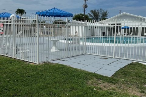 Condo in Hallandale Beach, Florida, 1 bedroom  № 1896596 - photo 10