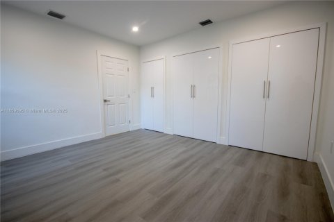 House in Miami, Florida 2 bedrooms, 81.94 sq.m. № 1891634 - photo 17