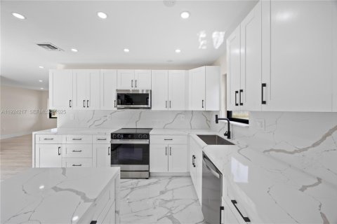 House in Miami Gardens, Florida 3 bedrooms, 114.27 sq.m. № 1984385 - photo 4