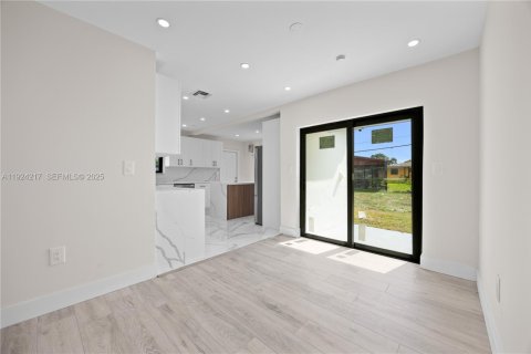 House in Miami Gardens, Florida 3 bedrooms, 114.27 sq.m. № 1984385 - photo 15