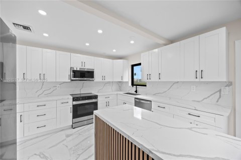 House in Miami Gardens, Florida 3 bedrooms, 114.27 sq.m. № 1984385 - photo 2