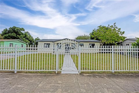 House in Miami Gardens, Florida 3 bedrooms, 114.27 sq.m. № 1984385 - photo 8