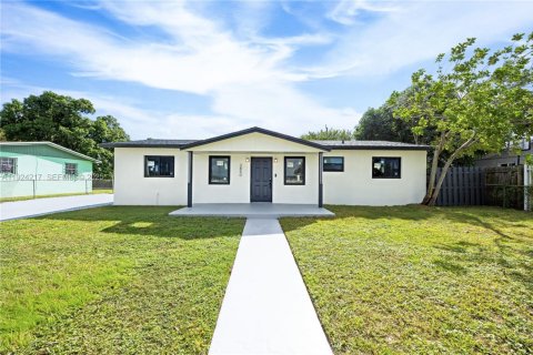 House in Miami Gardens, Florida 3 bedrooms, 114.27 sq.m. № 1984385 - photo 7