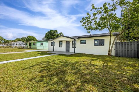 House in Miami Gardens, Florida 3 bedrooms, 114.27 sq.m. № 1984385 - photo 6