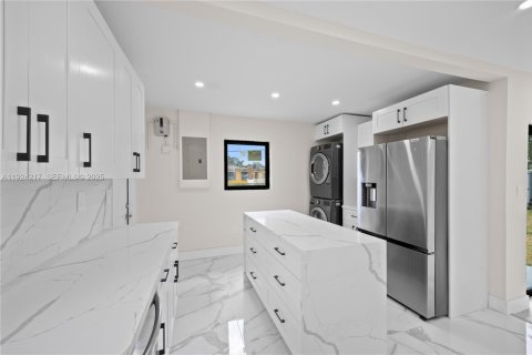 House in Miami Gardens, Florida 3 bedrooms, 114.27 sq.m. № 1984385 - photo 5