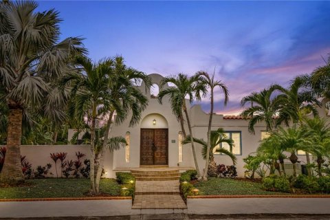 Casa en Saint Petersburg, Florida 5 dormitorios, 288.74 m2 № 2363226