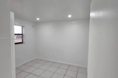 Condo in Miami, Florida, 2 bedrooms  № 1996997 - photo 4