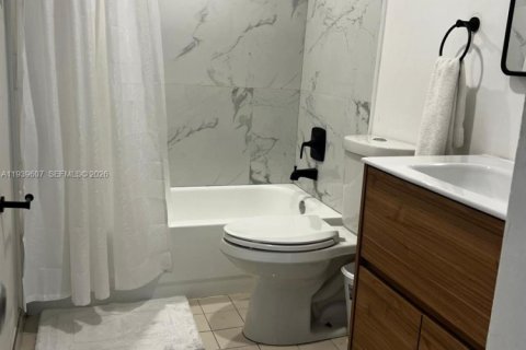 Condo in Miami, Florida, 2 bedrooms  № 1996997 - photo 10