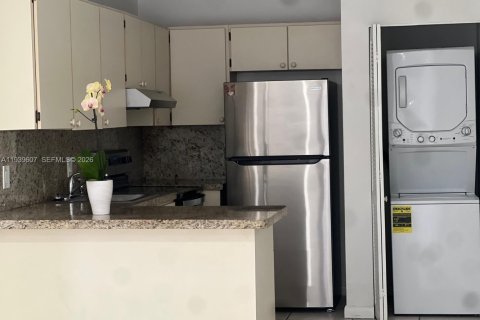 Condo in Miami, Florida, 2 bedrooms  № 1996997 - photo 11