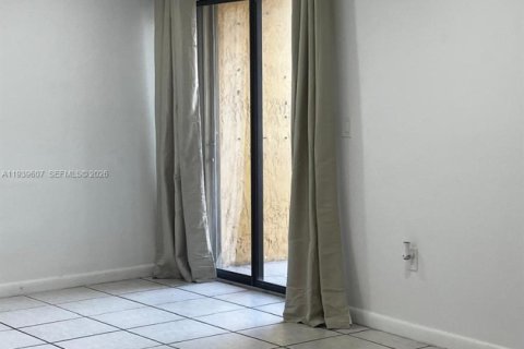 Condo in Miami, Florida, 2 bedrooms  № 1996997 - photo 12