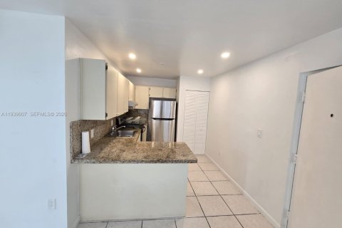 Condo in Miami, Florida, 2 bedrooms  № 1996997 - photo 2