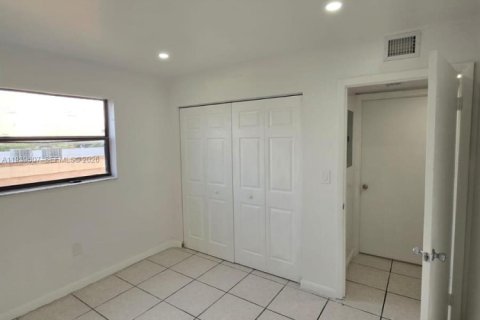 Condo in Miami, Florida, 2 bedrooms  № 1996997 - photo 7
