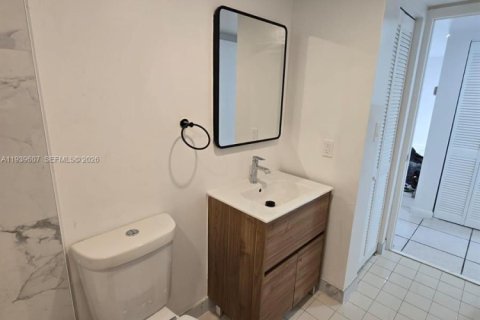 Condo in Miami, Florida, 2 bedrooms  № 1996997 - photo 9