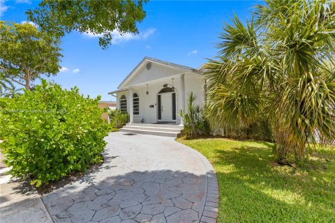 Villa ou maison à vendre à Hollywood, Floride: 4 chambres, 305.18 m2 № 1936683 - photo 2