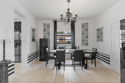 Villa ou maison à vendre à Hollywood, Floride: 4 chambres, 305.18 m2 № 1936683 - photo 9
