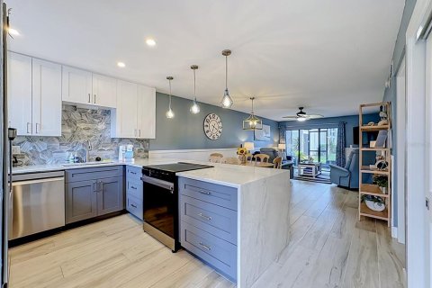 Condo in Bradenton Beach, Florida, 2 bedrooms  № 2400397 - photo 16