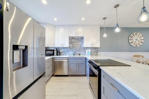 Condo in Bradenton Beach, Florida, 2 bedrooms  № 2400397 - photo 11