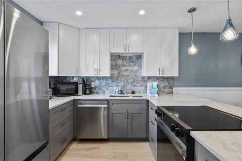 Condo in Bradenton Beach, Florida, 2 bedrooms  № 2400397 - photo 9
