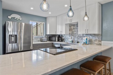 Condo in Bradenton Beach, Florida, 2 bedrooms  № 2400397 - photo 17