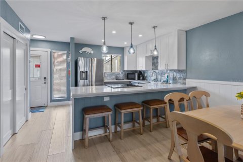 Condo in Bradenton Beach, Florida, 2 bedrooms  № 2400397 - photo 14
