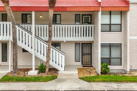 Condo in Bradenton Beach, Florida, 2 bedrooms  № 2400397 - photo 2
