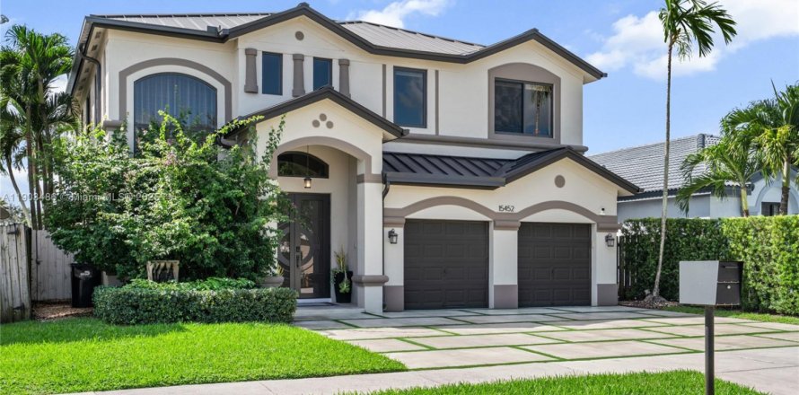 Дом в Майами, Флорида 4 спальни, 244.05м2 № 1954750