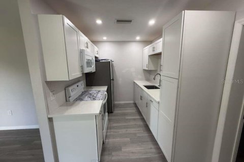 House in Ruskin, Florida 4 bedrooms, 111.48 sq.m. № 2299901 - photo 5
