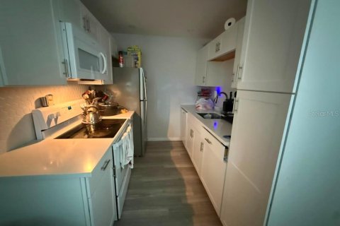 House in Ruskin, Florida 4 bedrooms, 111.48 sq.m. № 2299901 - photo 6
