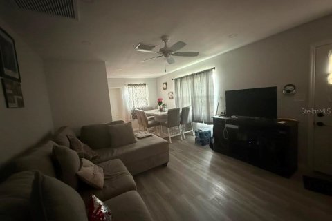 House in Ruskin, Florida 4 bedrooms, 111.48 sq.m. № 2299901 - photo 4