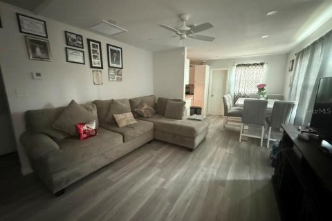 House in Ruskin, Florida 4 bedrooms, 111.48 sq.m. № 2299901 - photo 3