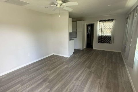 House in Ruskin, Florida 4 bedrooms, 111.48 sq.m. № 2299901 - photo 2