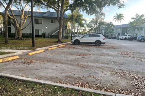 Condo in Weston, Florida, 2 bedrooms  № 2029814 - photo 11