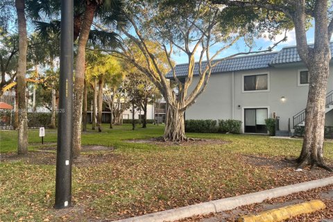 Condo in Weston, Florida, 2 bedrooms  № 2029814 - photo 13