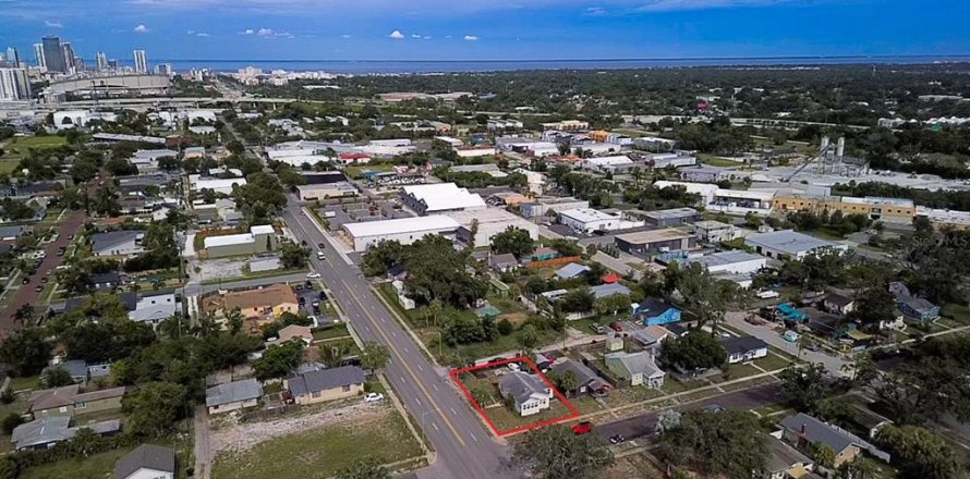 House in Saint Petersburg, Florida 3 bedrooms, 108.7 sq.m. № 1847935