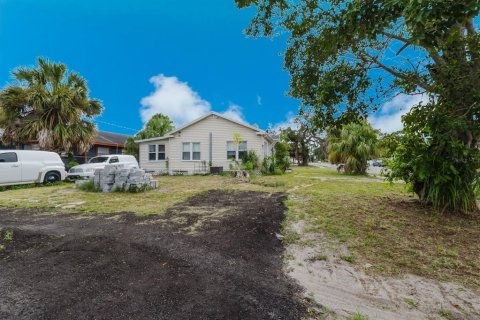 House in Saint Petersburg, Florida 3 bedrooms, 108.7 sq.m. № 1847935 - photo 15