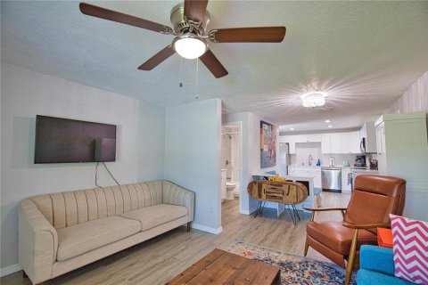 House in Englewood, Florida 4 bedrooms, 120.49 sq.m. № 1899168 - photo 3