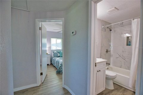 House in Englewood, Florida 4 bedrooms, 120.49 sq.m. № 1899168 - photo 25