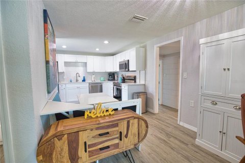 House in Englewood, Florida 4 bedrooms, 120.49 sq.m. № 1899168 - photo 5