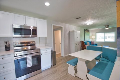 House in Englewood, Florida 4 bedrooms, 120.49 sq.m. № 1899168 - photo 13