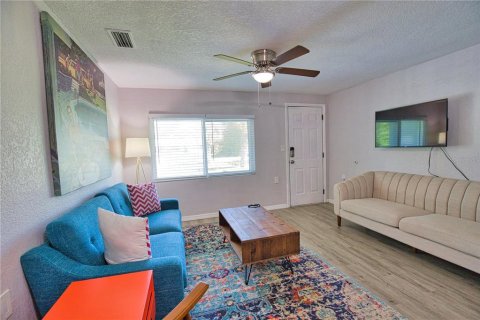 House in Englewood, Florida 4 bedrooms, 120.49 sq.m. № 1899168 - photo 4