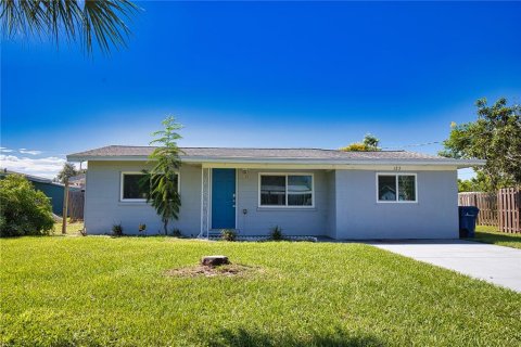 House in Englewood, Florida 4 bedrooms, 120.49 sq.m. № 1899168 - photo 1